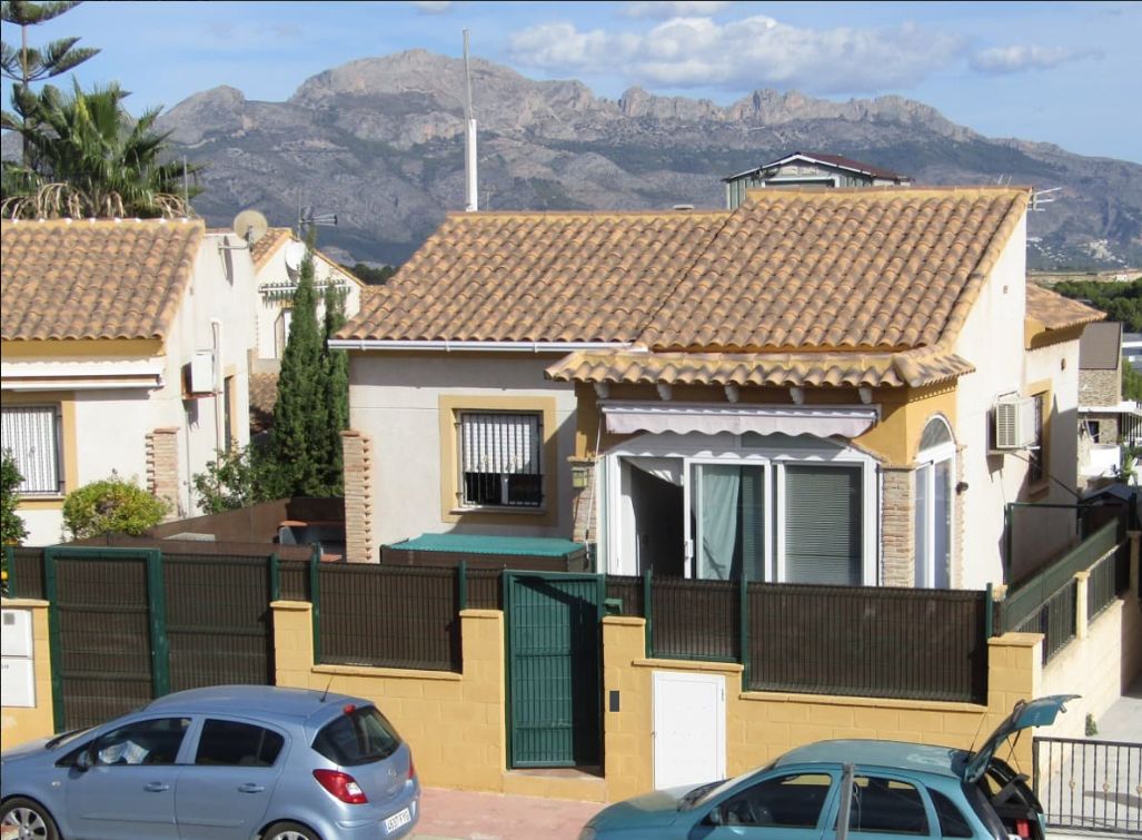 TWO-STOREY VILLA WITH TWO INDEPENDENT DWELLINGS IN LA POLOPE