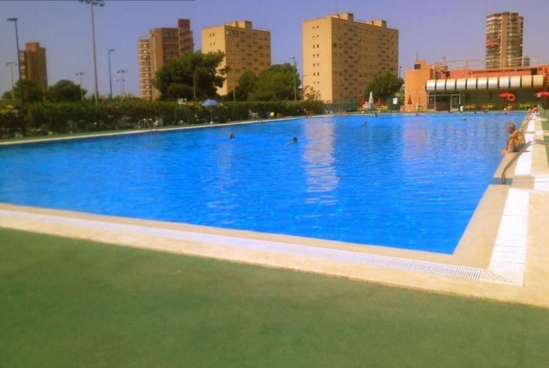 Apartment in Benidorm with swimming pool and tennis court.