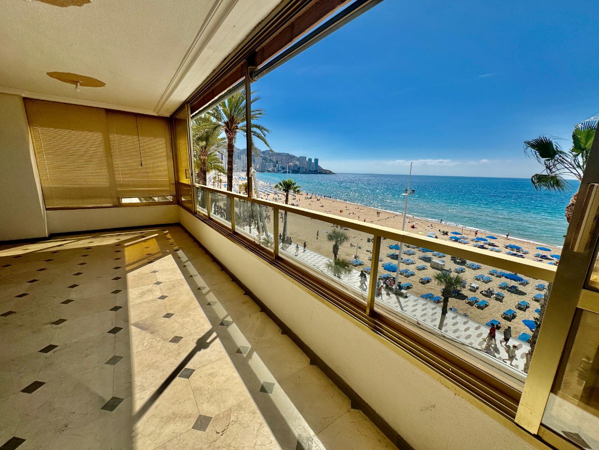 Frontline beach apartment in Levante