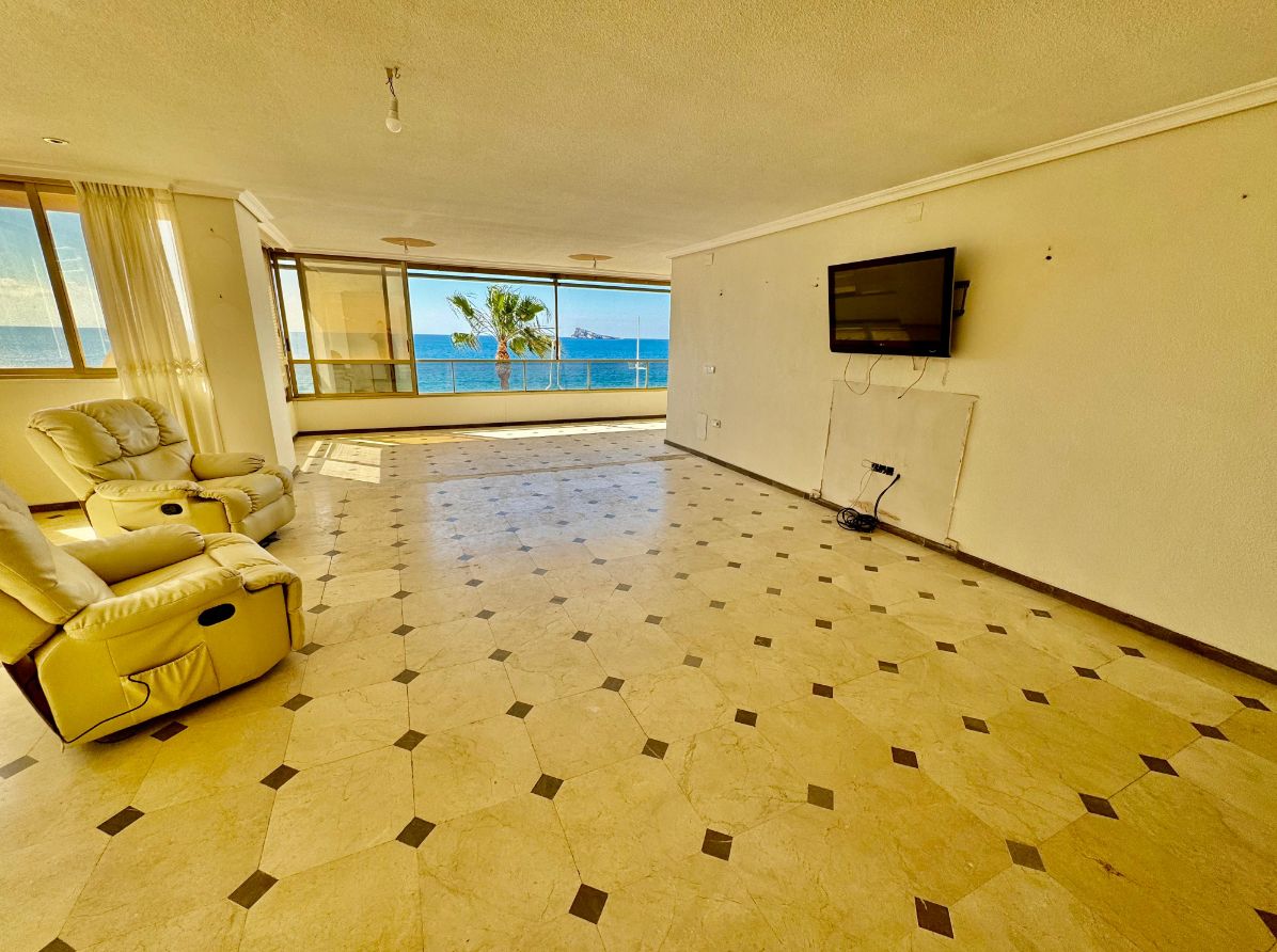 Frontline beach apartment in Levante