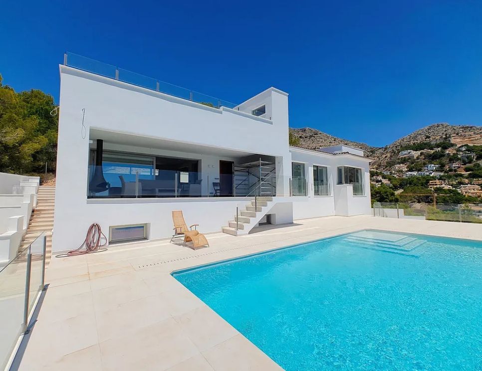 MODERNO CHALET CON VISTAS AL MAR EN ALTEA