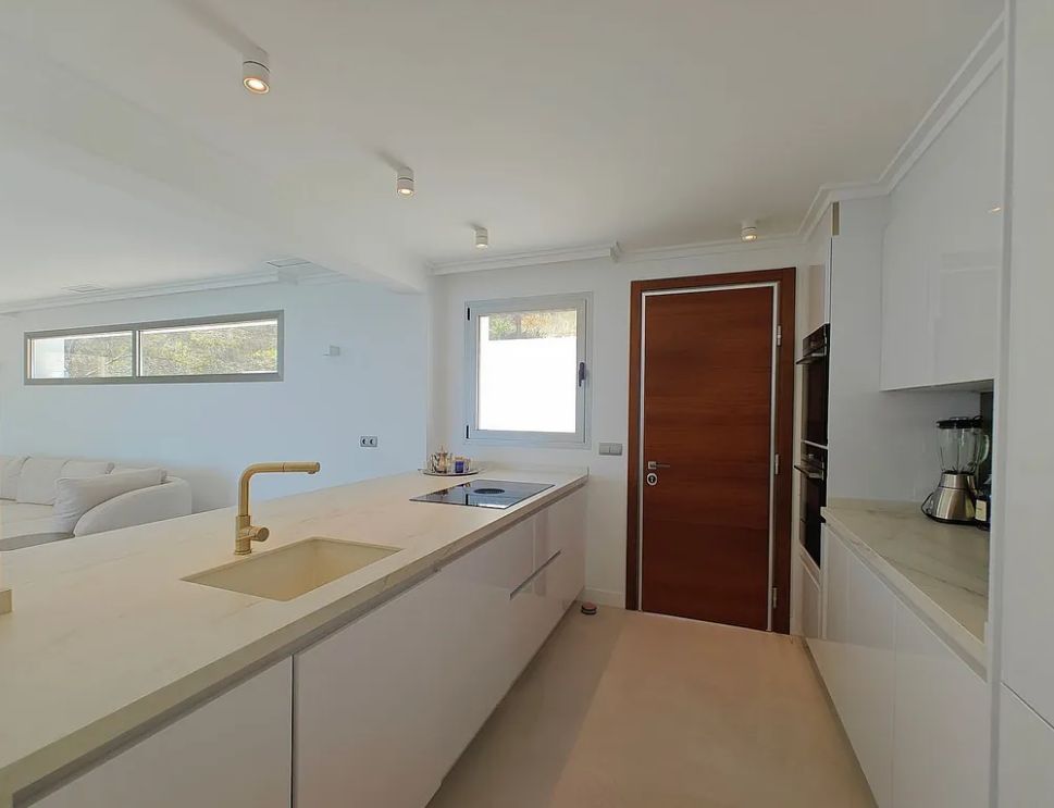 MODERNO CHALET CON VISTAS AL MAR EN ALTEA