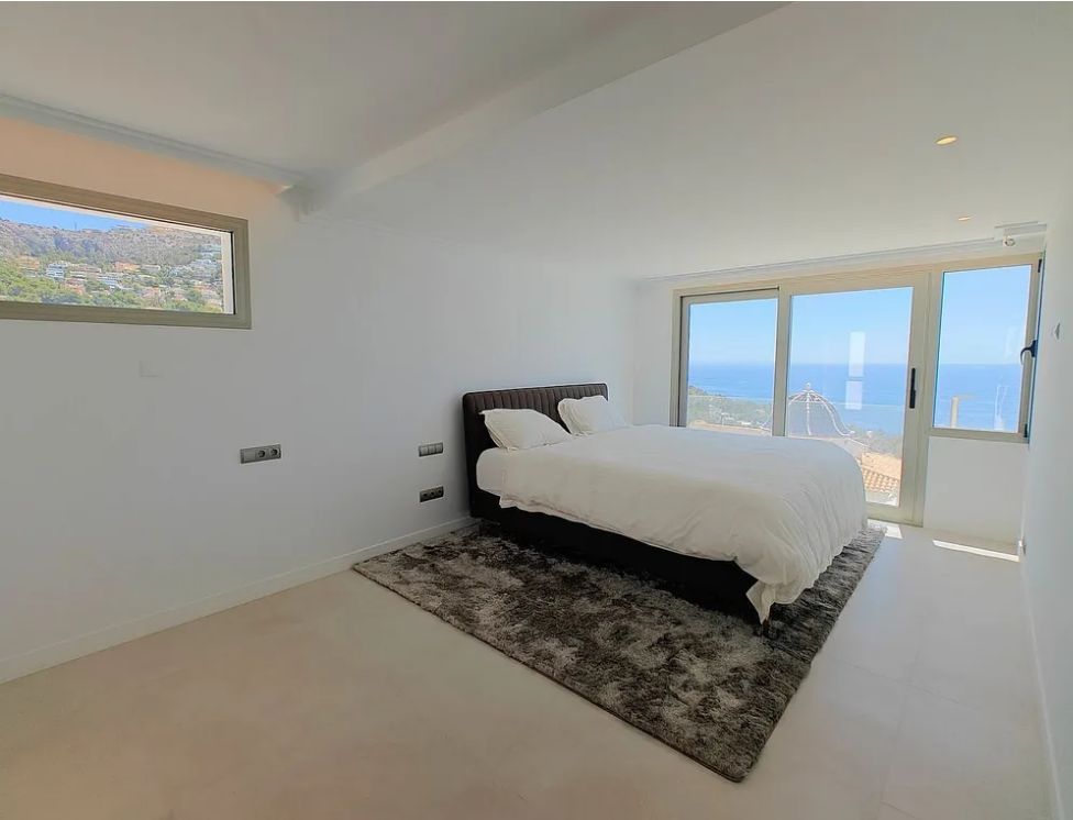MODERNO CHALET CON VISTAS AL MAR EN ALTEA