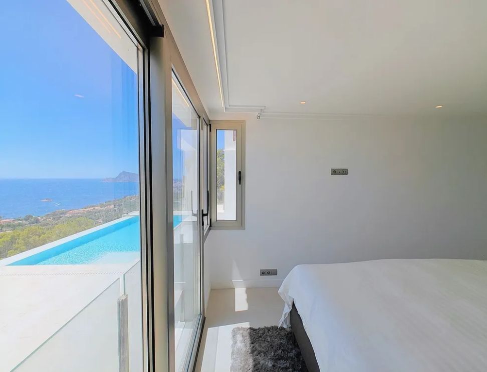 MODERNO CHALET CON VISTAS AL MAR EN ALTEA