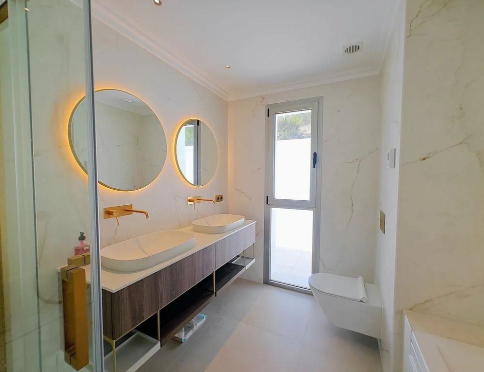MODERNO CHALET CON VISTAS AL MAR EN ALTEA