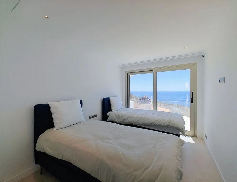 MODERNO CHALET CON VISTAS AL MAR EN ALTEA