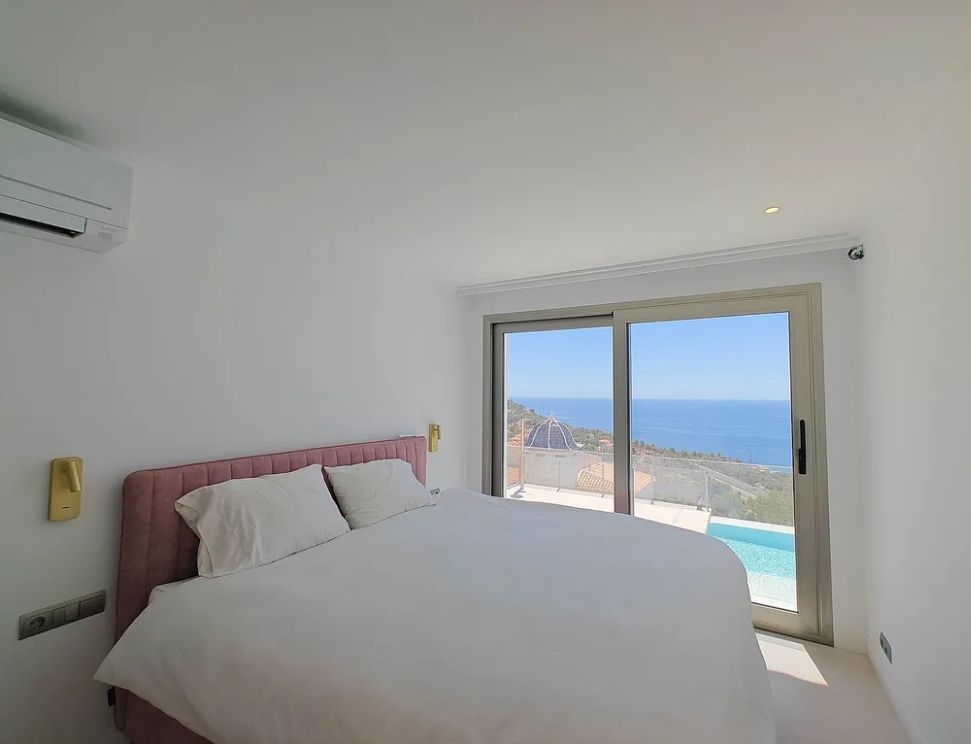 MODERNO CHALET CON VISTAS AL MAR EN ALTEA