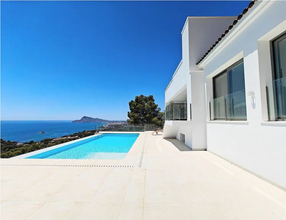 MODERNO CHALET CON VISTAS AL MAR EN ALTEA