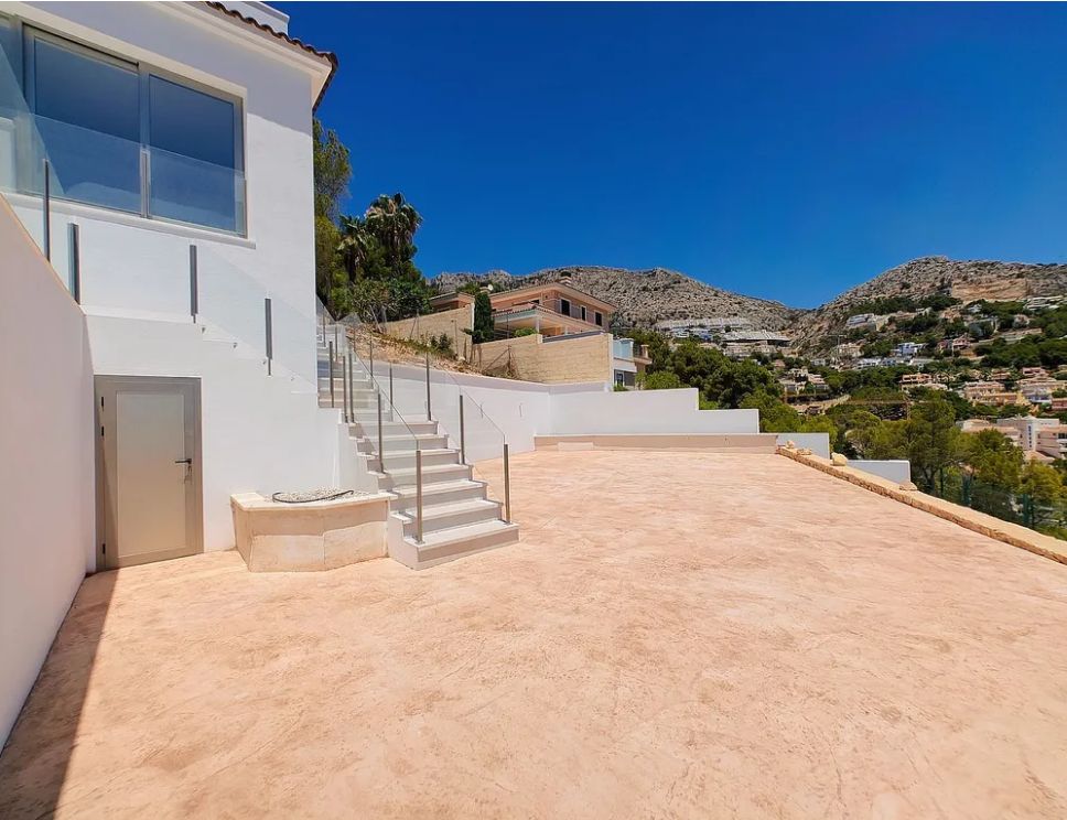 MODERNO CHALET CON VISTAS AL MAR EN ALTEA