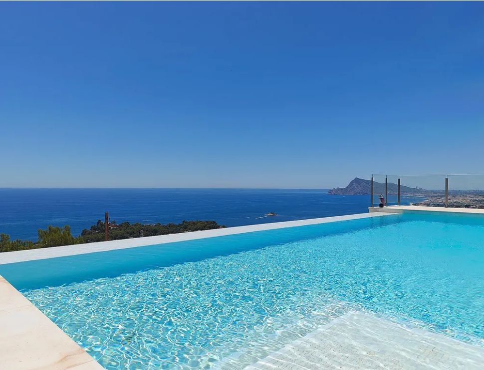 MODERNO CHALET CON VISTAS AL MAR EN ALTEA