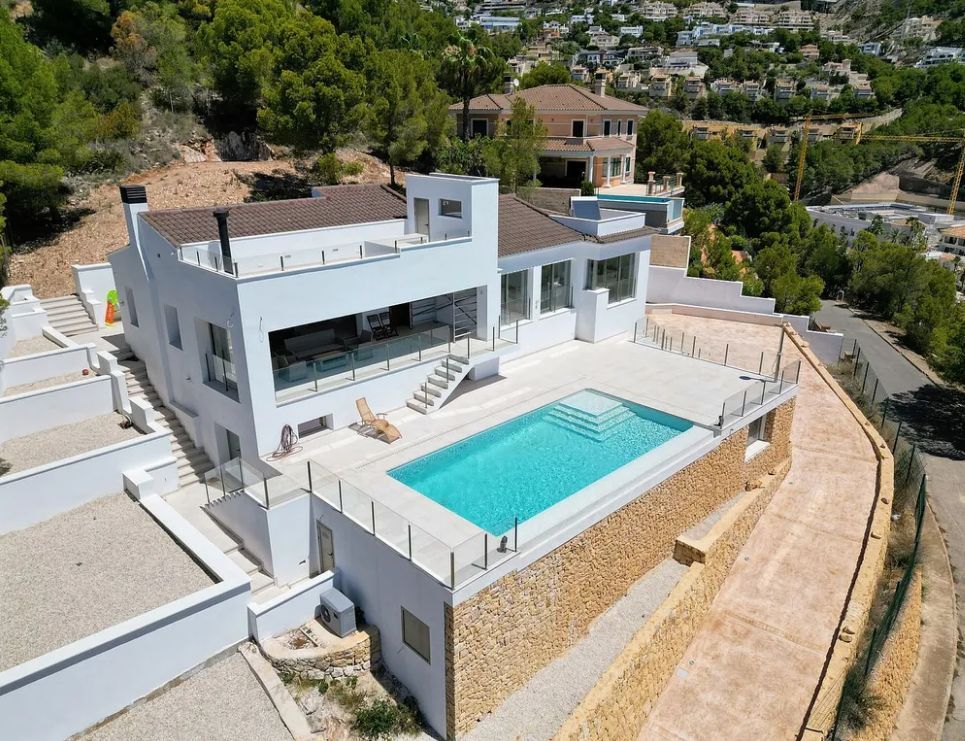 MODERNO CHALET CON VISTAS AL MAR EN ALTEA