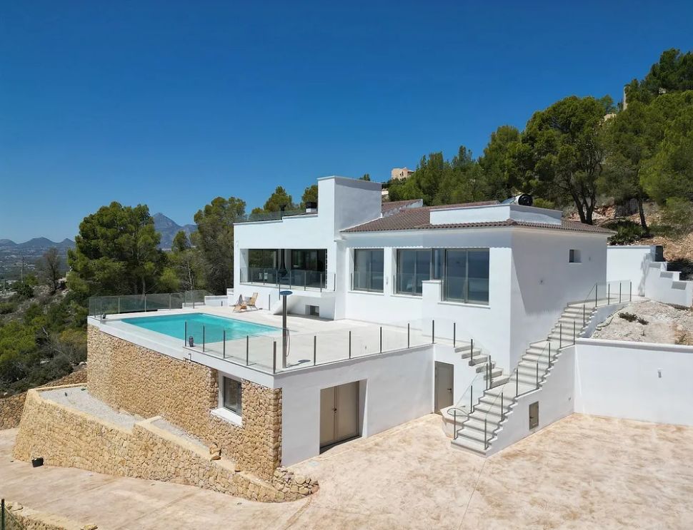 MODERNO CHALET CON VISTAS AL MAR EN ALTEA