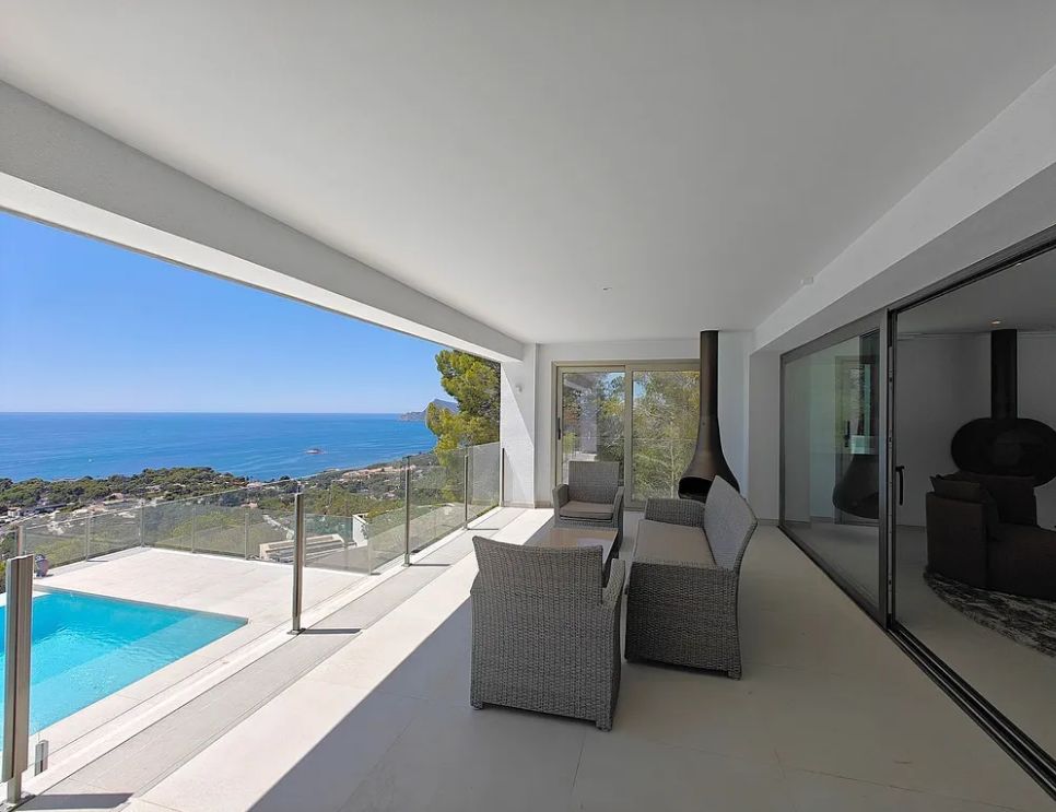 MODERNO CHALET CON VISTAS AL MAR EN ALTEA