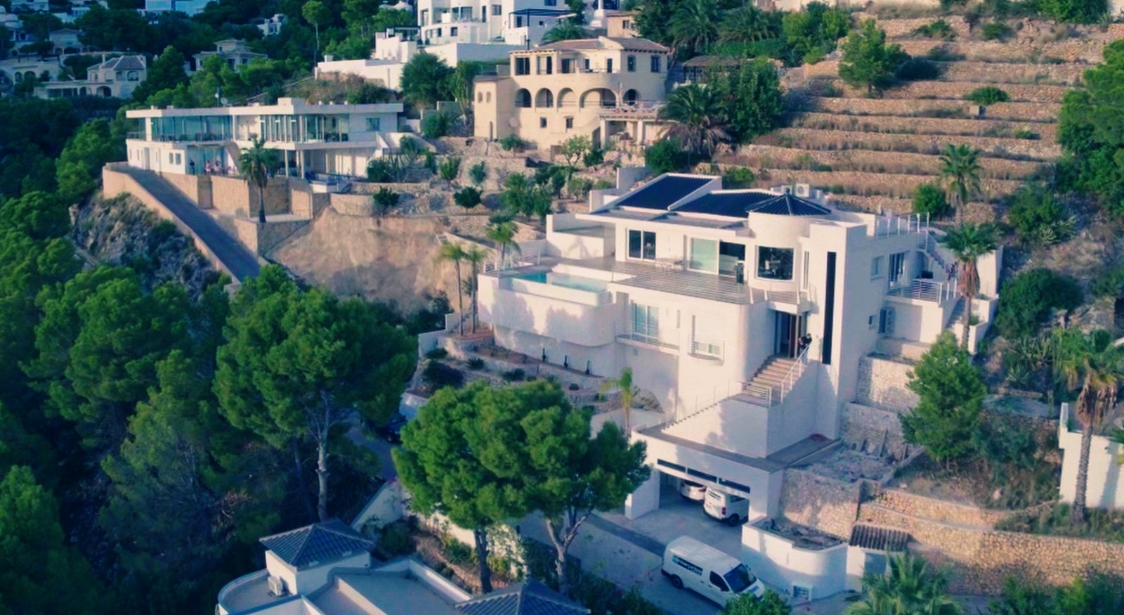 VILLA DE DISEÑO CON IMPRESIONANTES VISTAS AL MAR