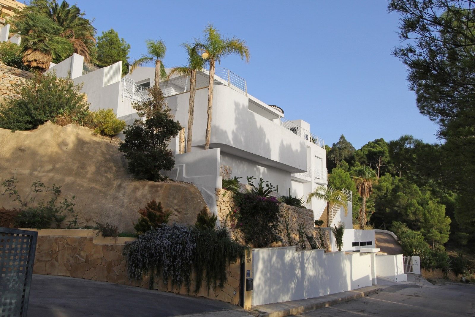 VILLA DE DISEÑO CON IMPRESIONANTES VISTAS AL MAR