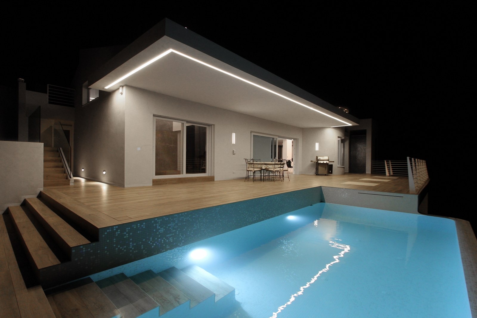 VILLA DE DISEÑO CON IMPRESIONANTES VISTAS AL MAR