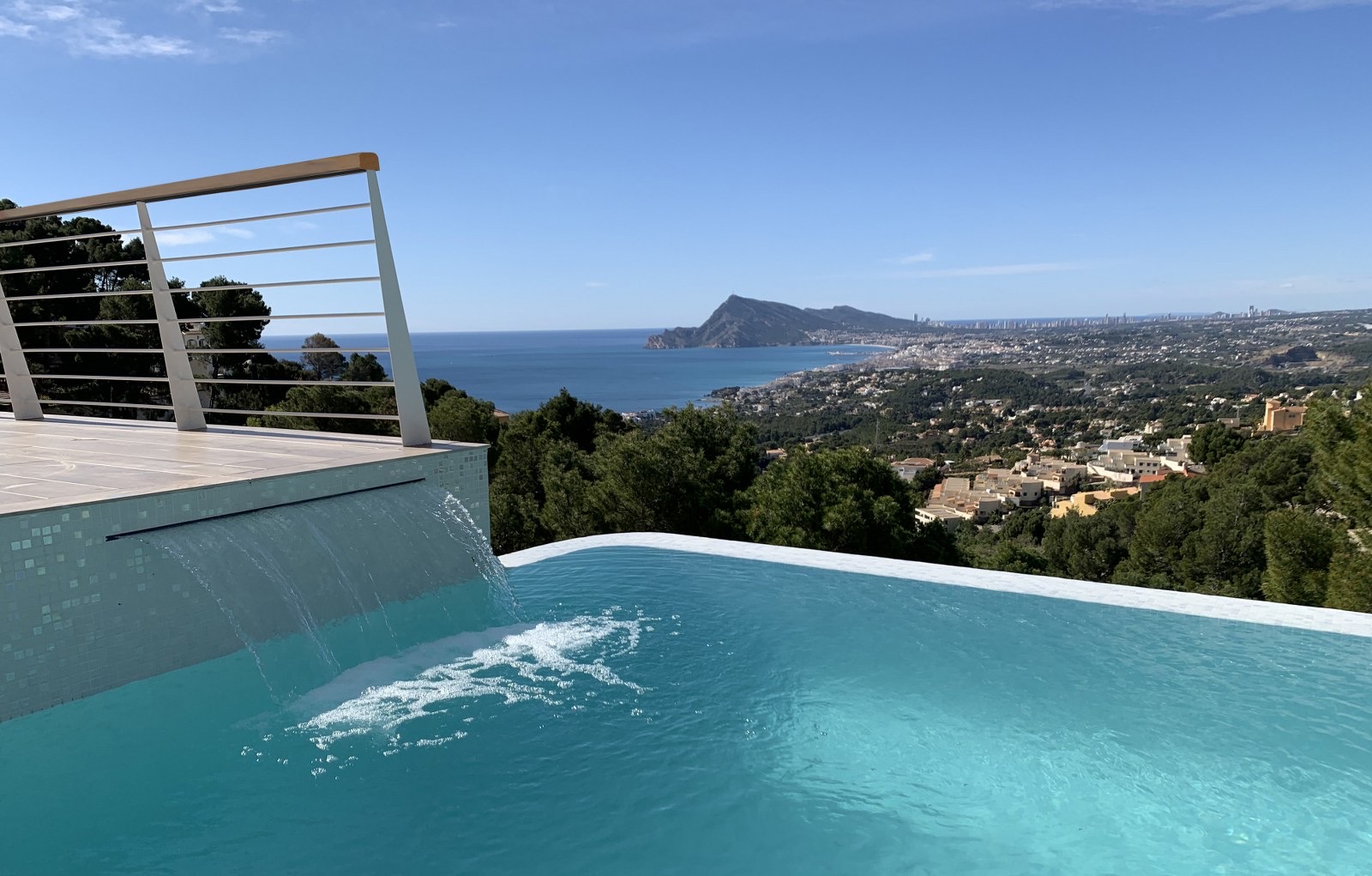 VILLA DE DISEÑO CON IMPRESIONANTES VISTAS AL MAR