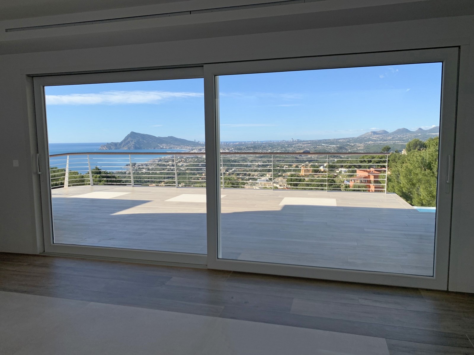 VILLA DE DISEÑO CON IMPRESIONANTES VISTAS AL MAR