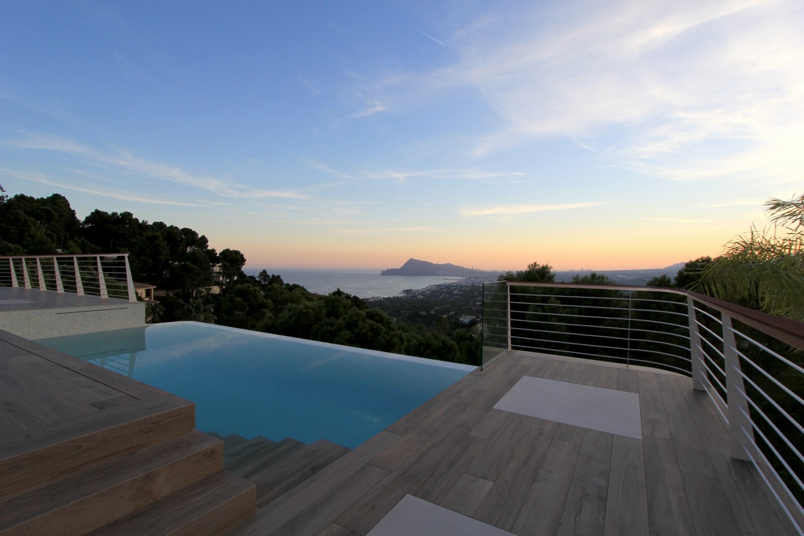 VILLA DE DISEÑO CON IMPRESIONANTES VISTAS AL MAR