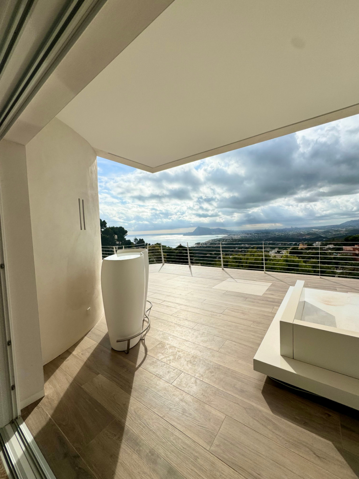 VILLA DE DISEÑO CON IMPRESIONANTES VISTAS AL MAR