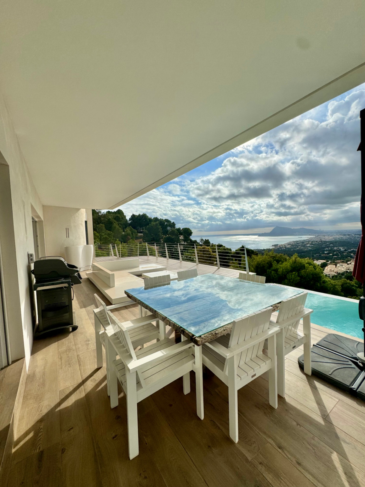 VILLA DE DISEÑO CON IMPRESIONANTES VISTAS AL MAR