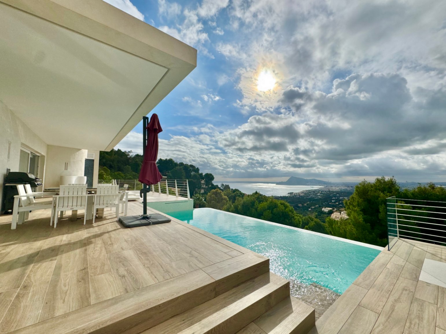 VILLA DE DISEÑO CON IMPRESIONANTES VISTAS AL MAR