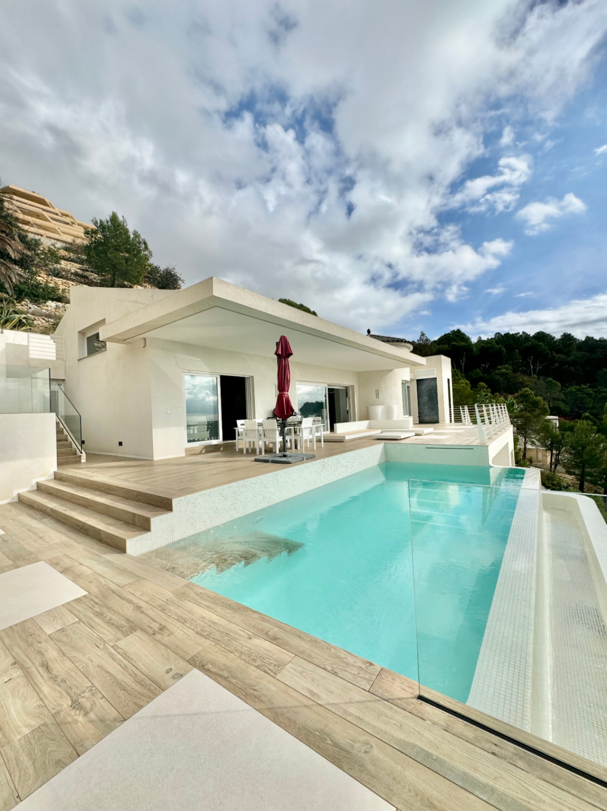 VILLA DE DISEÑO CON IMPRESIONANTES VISTAS AL MAR