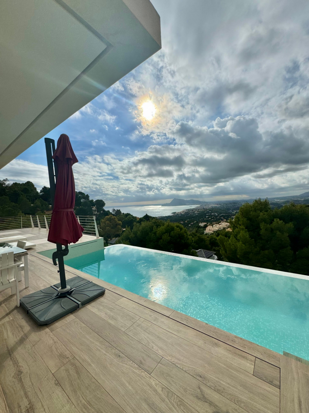 VILLA DE DISEÑO CON IMPRESIONANTES VISTAS AL MAR