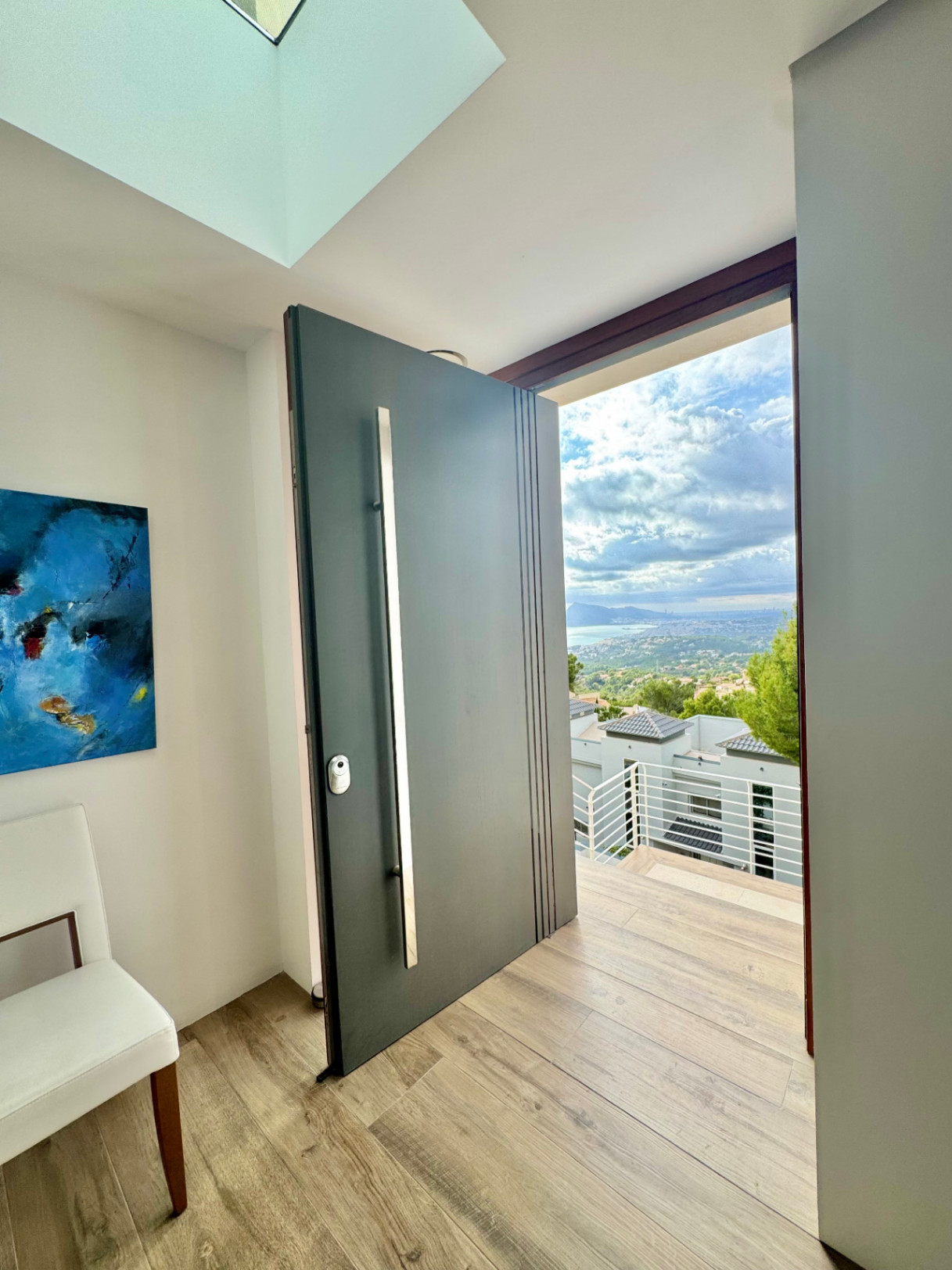 VILLA DE DISEÑO CON IMPRESIONANTES VISTAS AL MAR