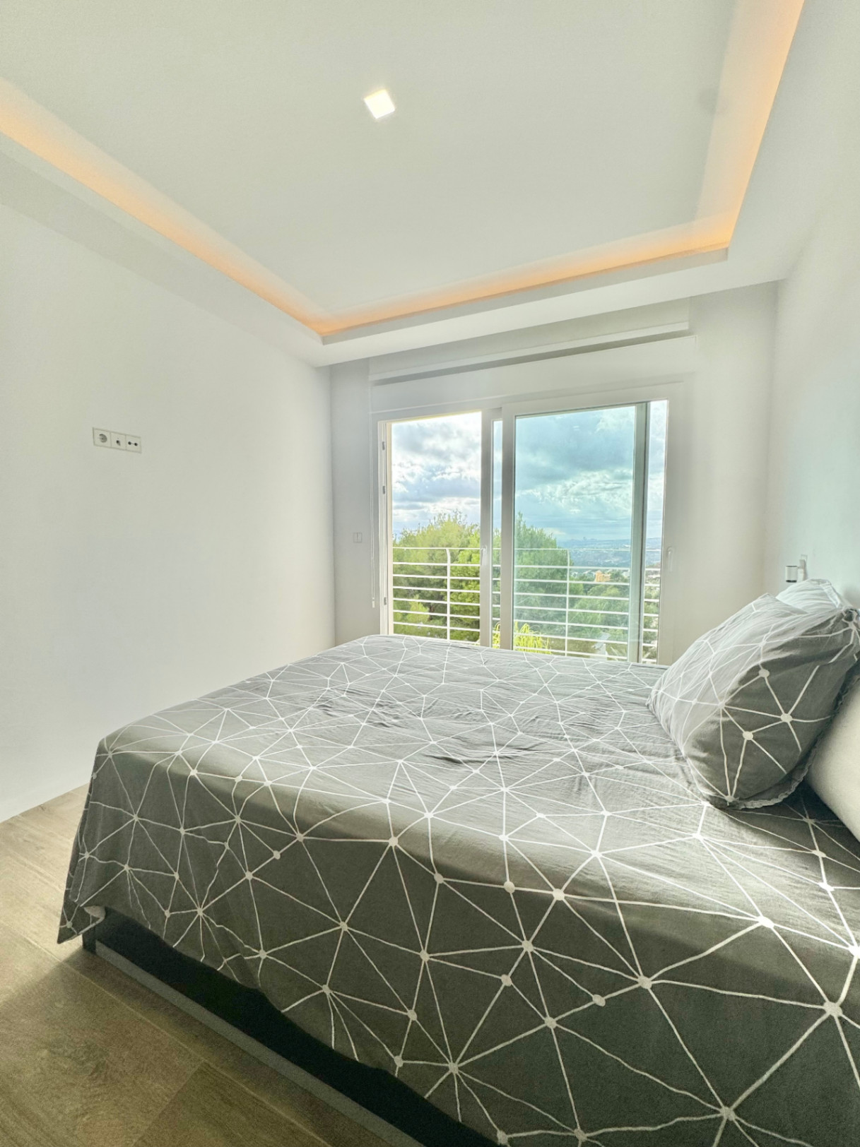 VILLA DE DISEÑO CON IMPRESIONANTES VISTAS AL MAR