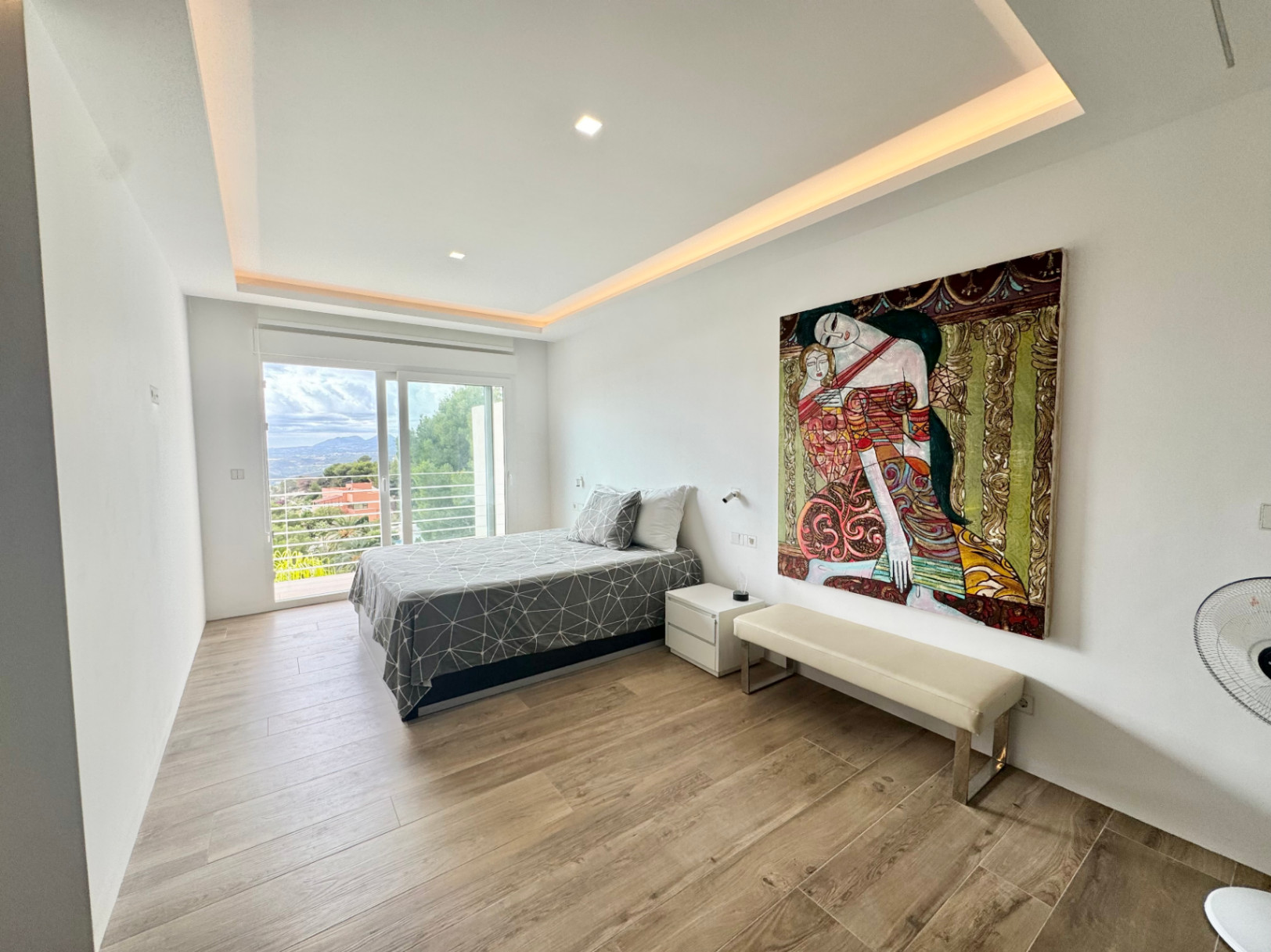 VILLA DE DISEÑO CON IMPRESIONANTES VISTAS AL MAR