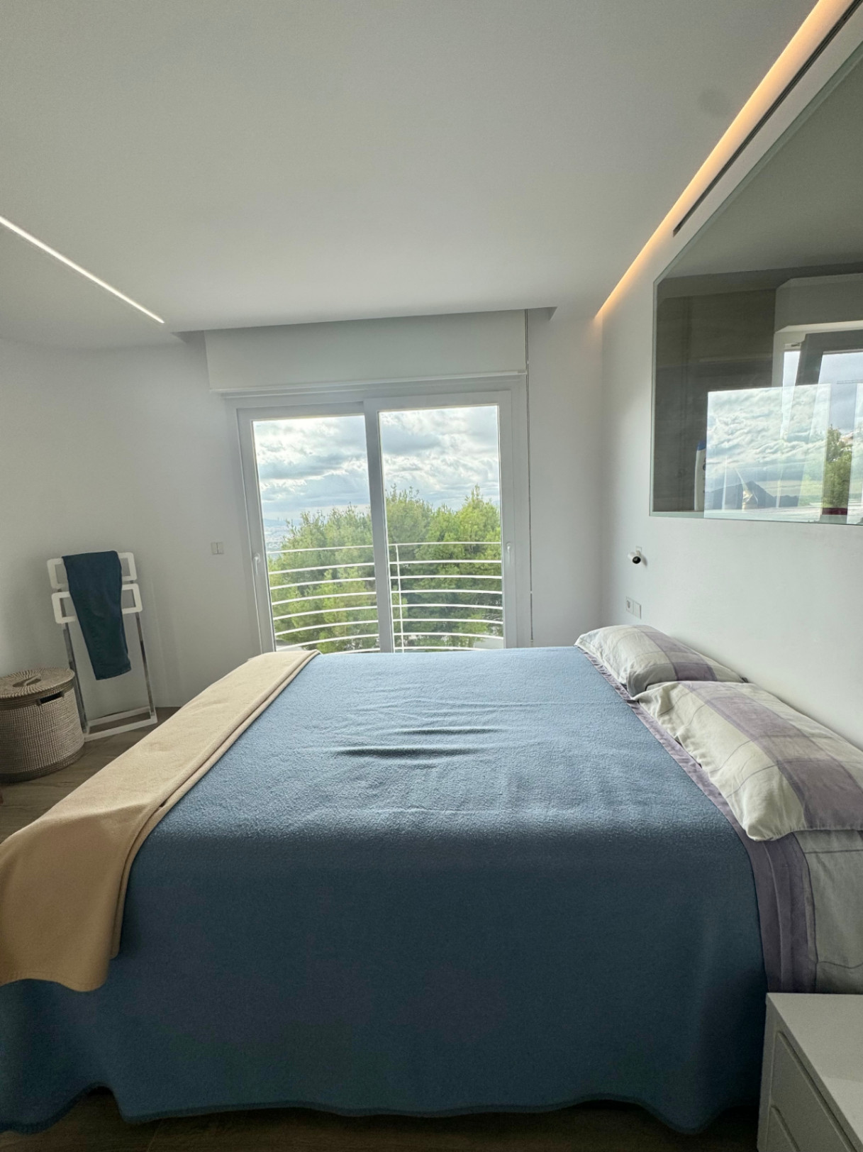 VILLA DE DISEÑO CON IMPRESIONANTES VISTAS AL MAR