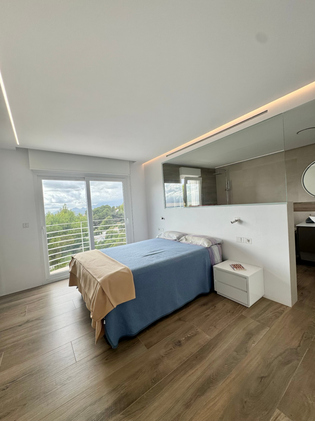 VILLA DE DISEÑO CON IMPRESIONANTES VISTAS AL MAR