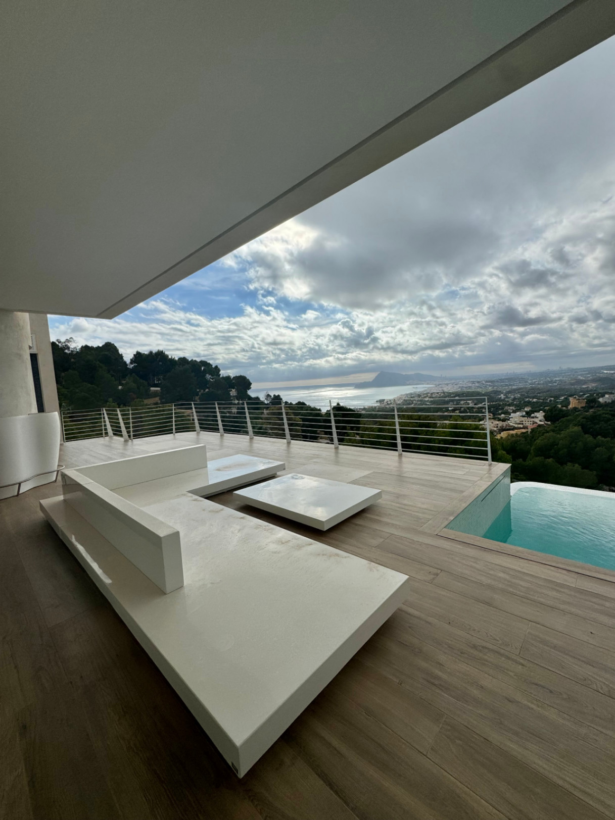VILLA DE DISEÑO CON IMPRESIONANTES VISTAS AL MAR