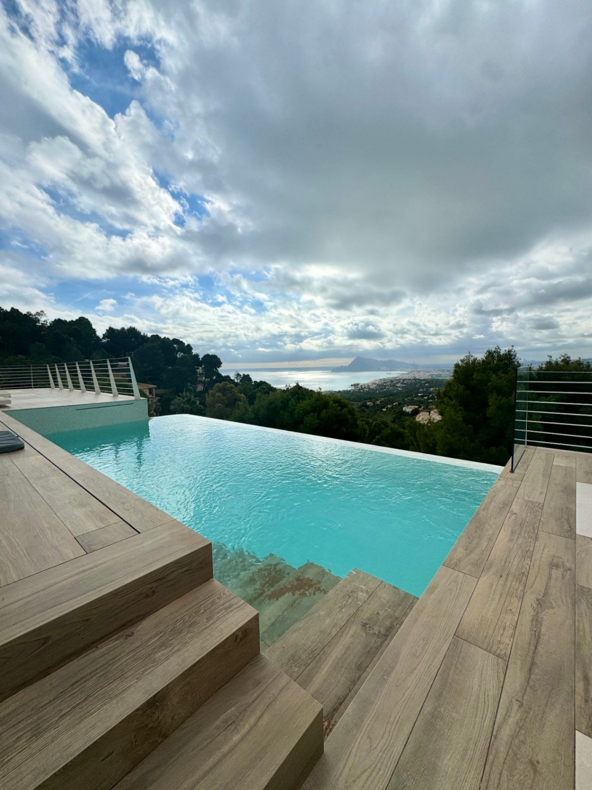 VILLA DE DISEÑO CON IMPRESIONANTES VISTAS AL MAR
