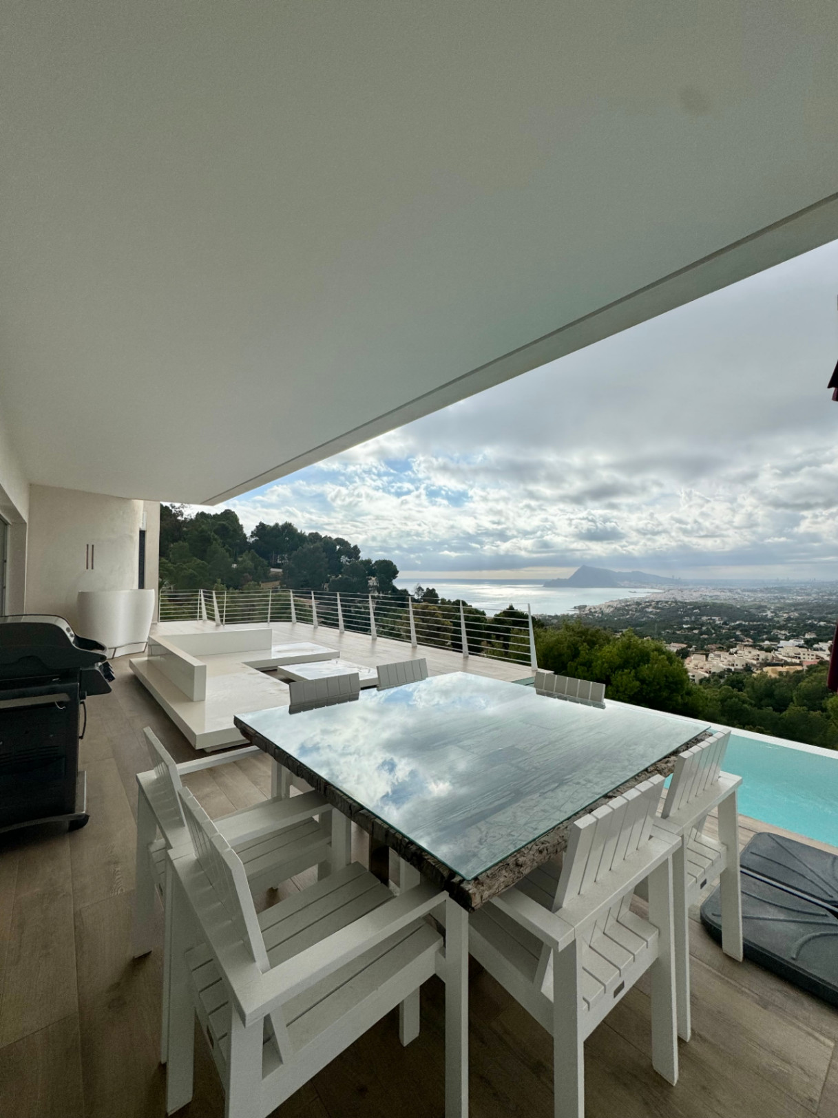 VILLA DE DISEÑO CON IMPRESIONANTES VISTAS AL MAR