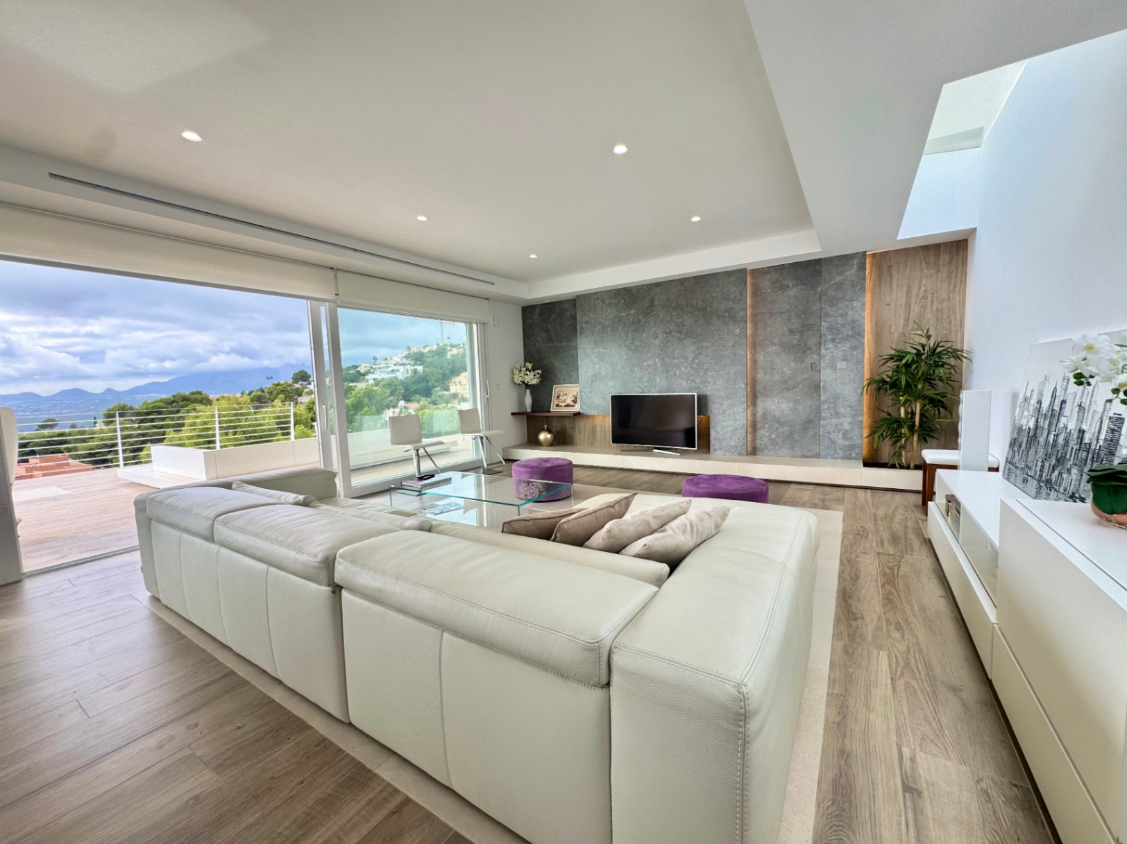 VILLA DE DISEÑO CON IMPRESIONANTES VISTAS AL MAR