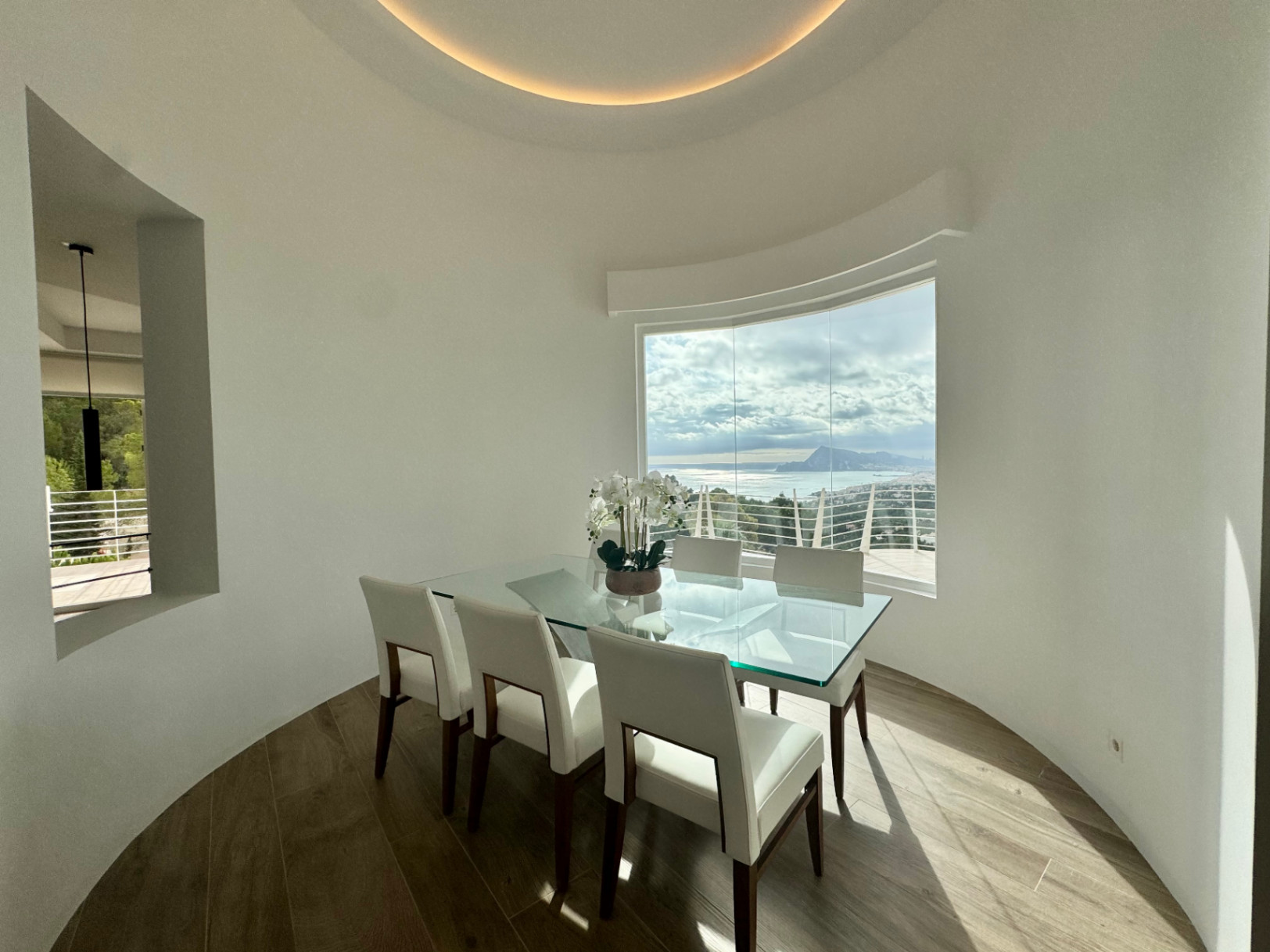 VILLA DE DISEÑO CON IMPRESIONANTES VISTAS AL MAR
