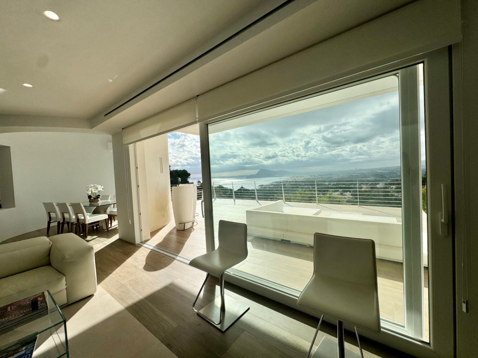 VILLA DE DISEÑO CON IMPRESIONANTES VISTAS AL MAR