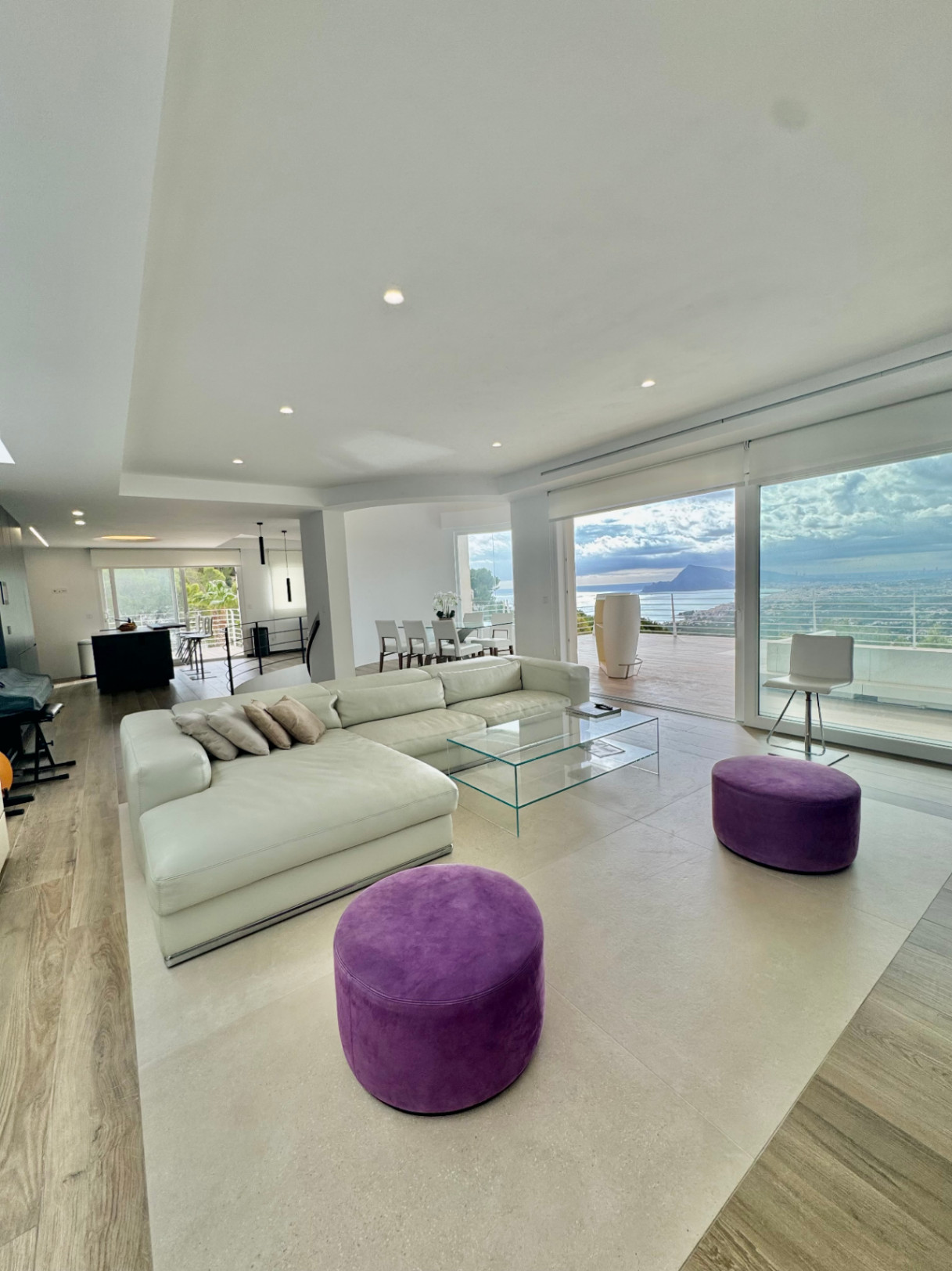 VILLA DE DISEÑO CON IMPRESIONANTES VISTAS AL MAR
