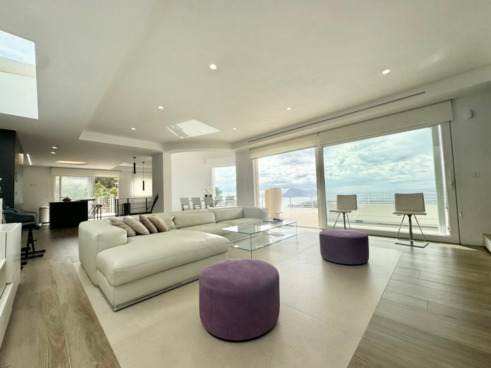VILLA DE DISEÑO CON IMPRESIONANTES VISTAS AL MAR