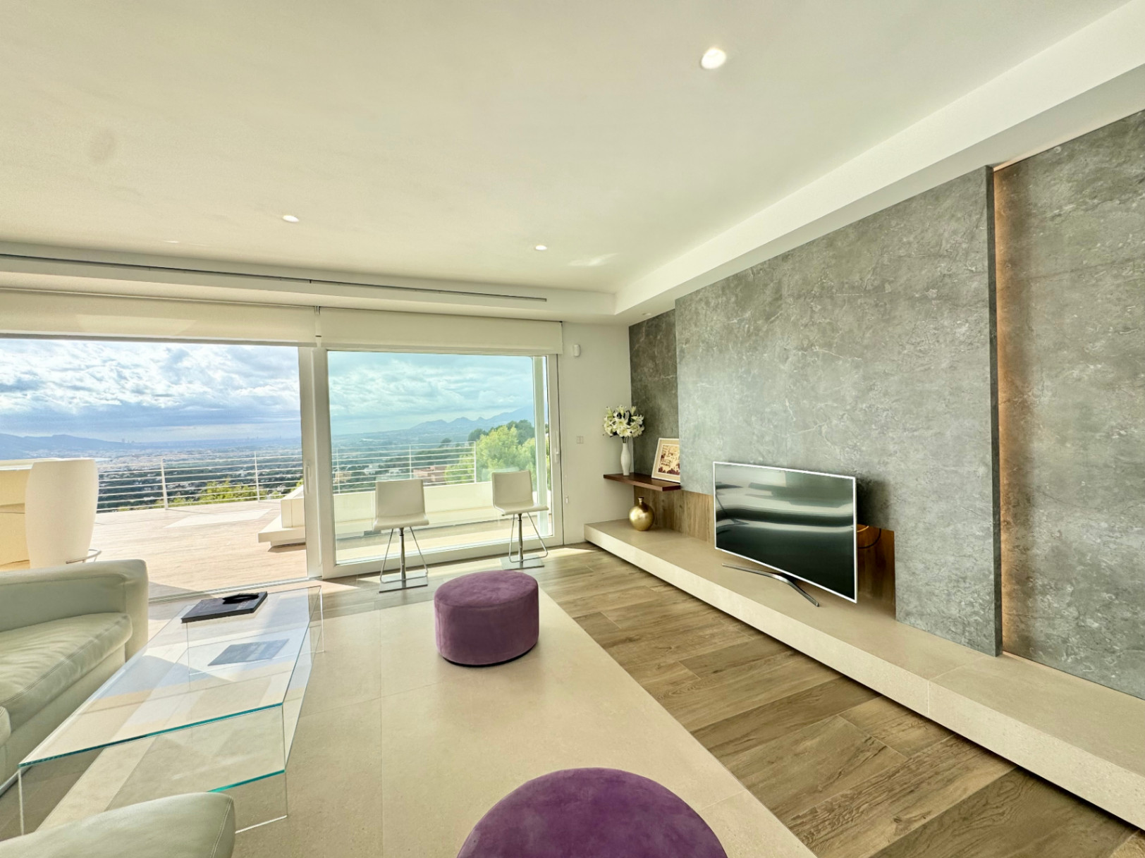 VILLA DE DISEÑO CON IMPRESIONANTES VISTAS AL MAR