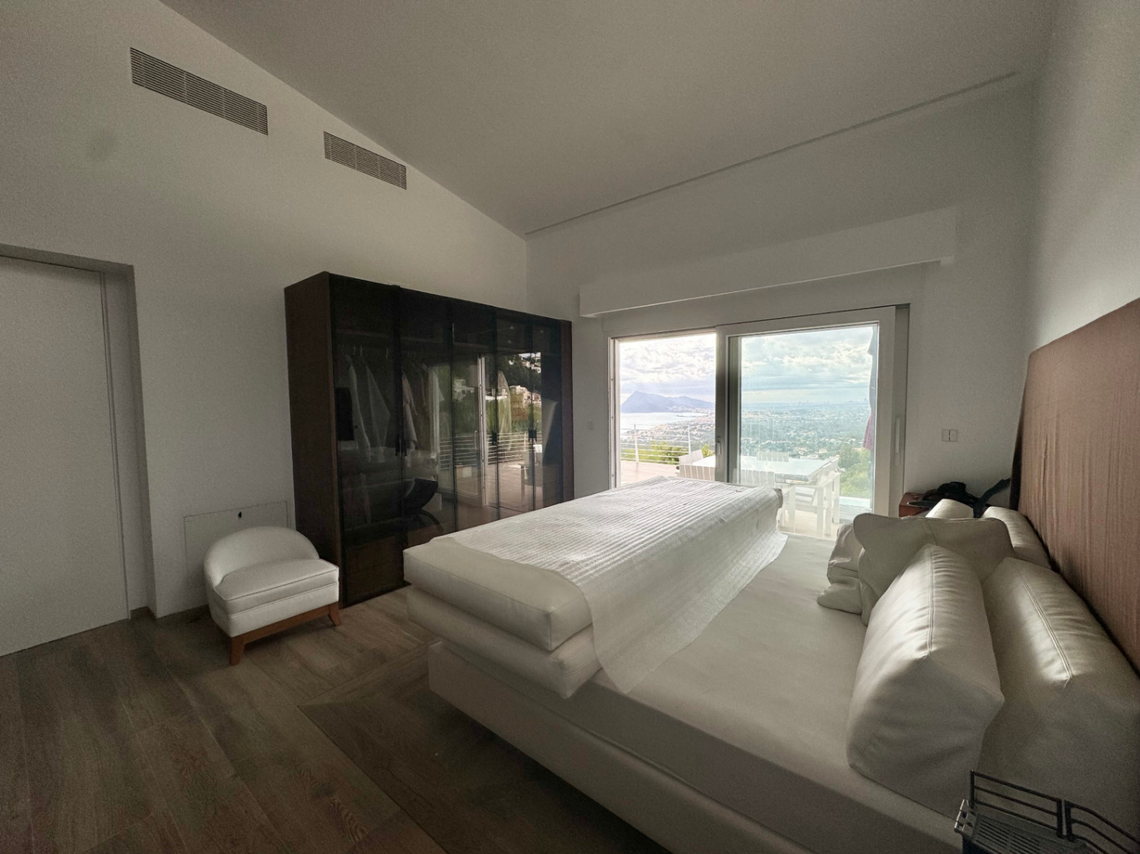 VILLA DE DISEÑO CON IMPRESIONANTES VISTAS AL MAR