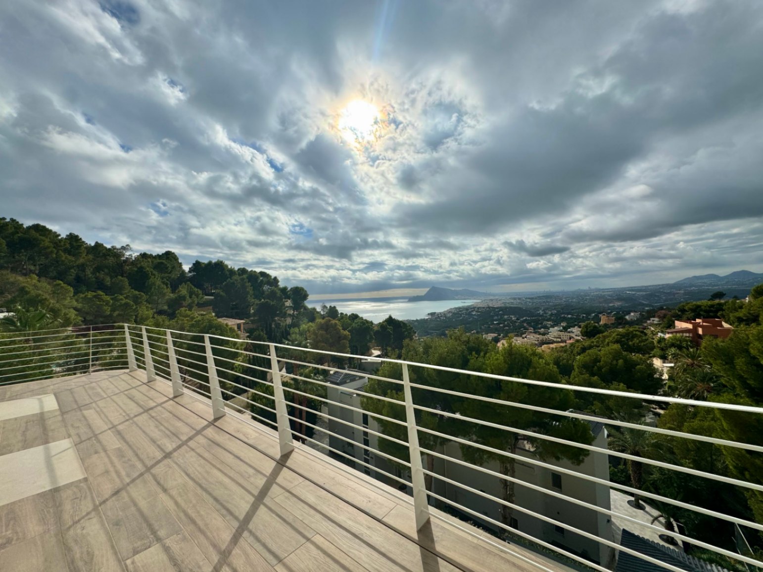 VILLA DE DISEÑO CON IMPRESIONANTES VISTAS AL MAR