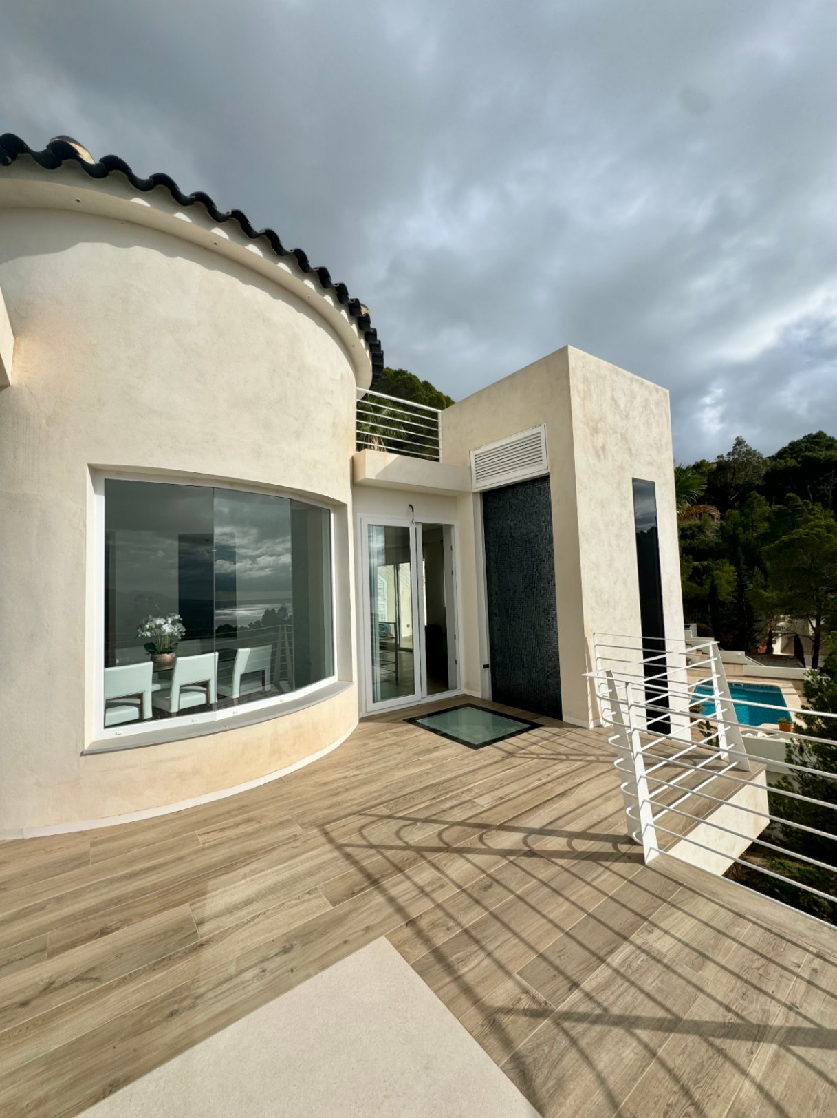 VILLA DE DISEÑO CON IMPRESIONANTES VISTAS AL MAR