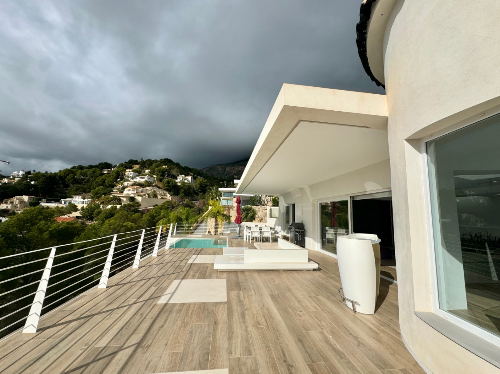 VILLA DE DISEÑO CON IMPRESIONANTES VISTAS AL MAR