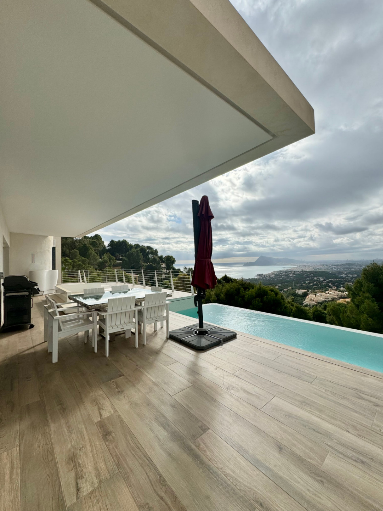 VILLA DE DISEÑO CON IMPRESIONANTES VISTAS AL MAR
