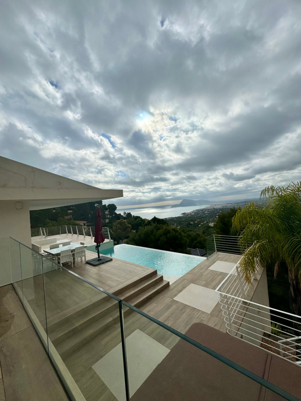 VILLA DE DISEÑO CON IMPRESIONANTES VISTAS AL MAR
