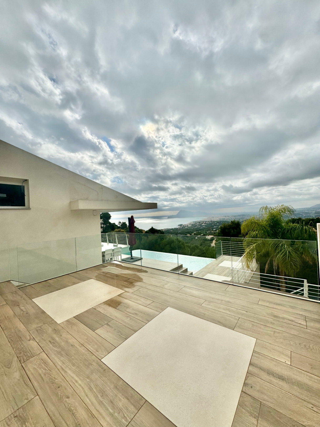 VILLA DE DISEÑO CON IMPRESIONANTES VISTAS AL MAR