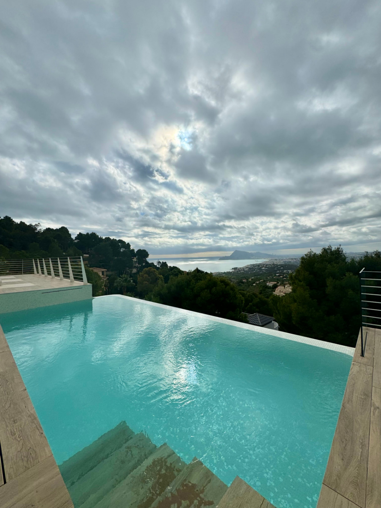 VILLA DE DISEÑO CON IMPRESIONANTES VISTAS AL MAR